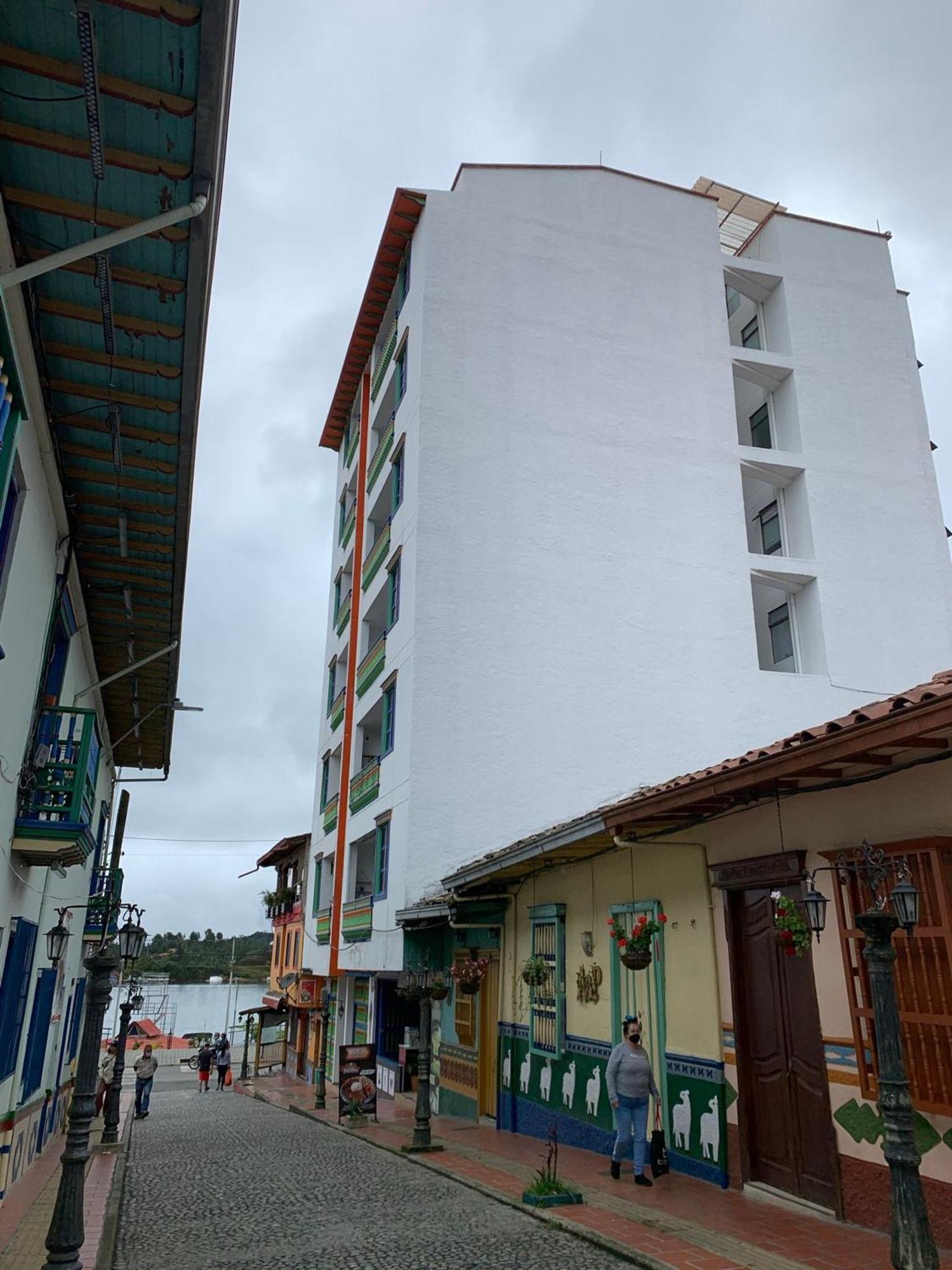 Apartamentos San Jose Vistal Al Lago, Cerca Del Parque. Guatape. المظهر الخارجي الصورة
